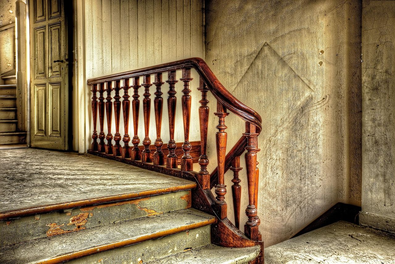 Comment rénover une vieille porte en bois pour lui donner une seconde vie ? rénovation de porte en bois : redonnez vie à vos portes anciennes avec des techniques professionnelles pour un résultat durable et esthétique.