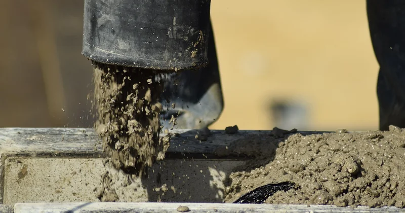 Toupie béton avec pompe : quand est-ce indispensable ?