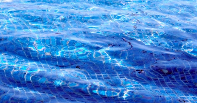 Bâche de piscine ronde : hivernage ou protection estivale ?