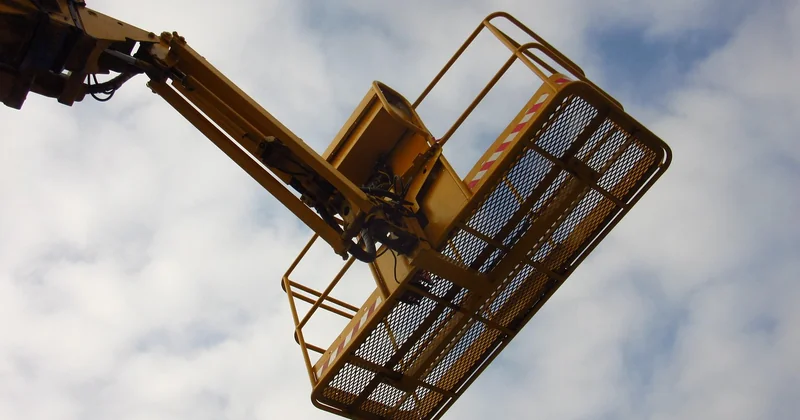 Nacelle à ciseaux ou articulée : le vrai comparatif qu'on ne vous fait jamais