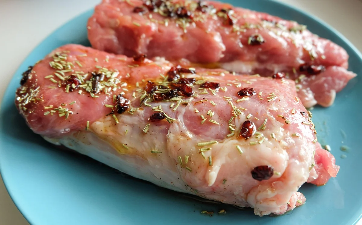 Assaisonnement et marinade : le secret d'une côte savoureuse