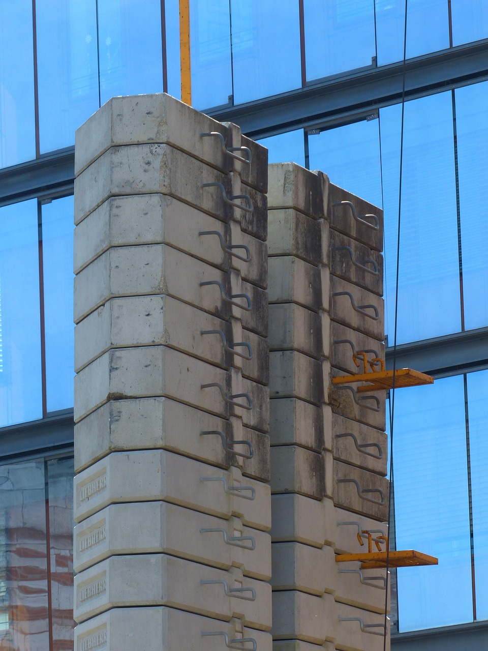 découvrez les fondamentaux de la dalle en béton : matériaux, techniques de construction, et conseils pour une structure durable et solide.